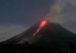 Gambar Gunung Meletus