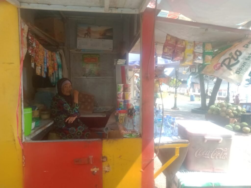 Mak Enah pedagang kecil di kawasan Situ Bagendit, Kecamatan Banyuresmi, Garut