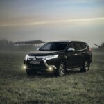 Mobil Warna Putih dan Hitam