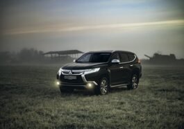 Mobil Warna Putih dan Hitam