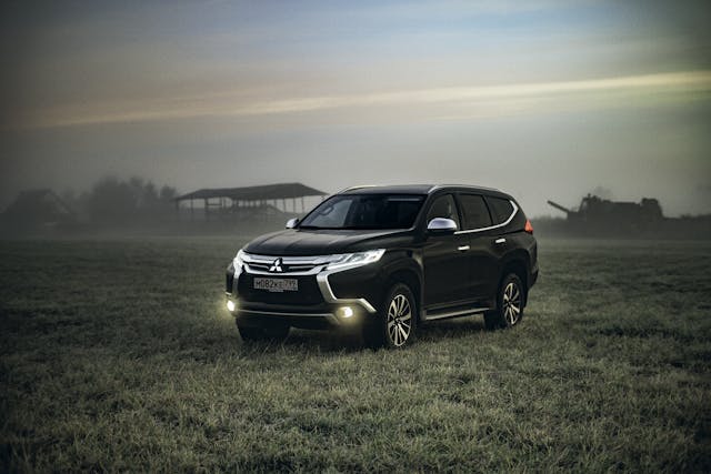 Mobil Warna Putih dan Hitam