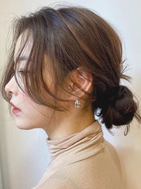 Gaya Rambut Korea Messy Low Bun