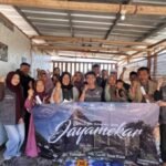 Foto bersama mahasiswa KKNT IPB Jayamekar dengan peserta pelatihan eco-enzyme (Sumber Dokumentasi Pribadi)