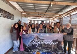 Foto bersama mahasiswa KKNT IPB Jayamekar dengan peserta pelatihan eco-enzyme (Sumber Dokumentasi Pribadi)