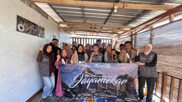 Foto bersama mahasiswa KKNT IPB Jayamekar dengan peserta pelatihan eco-enzyme (Sumber Dokumentasi Pribadi)